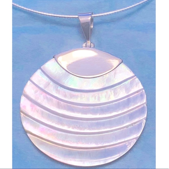 Stunning Mother of Pearl, 925 Sterling Neckace - Picture 2 of 3